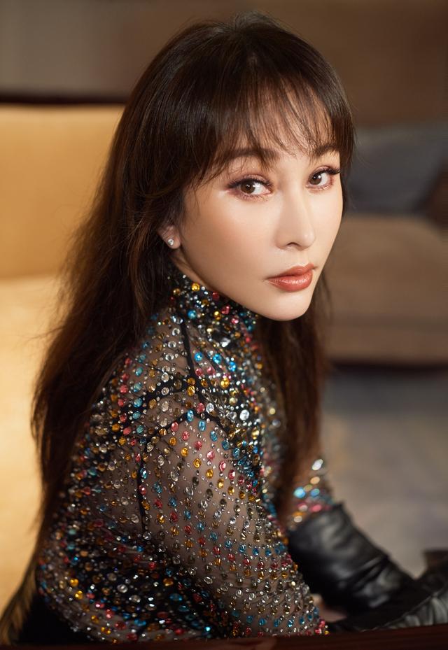 原创温岚好奔放,穿薄纱透视装露出胸衣,细腰长腿性感撩人