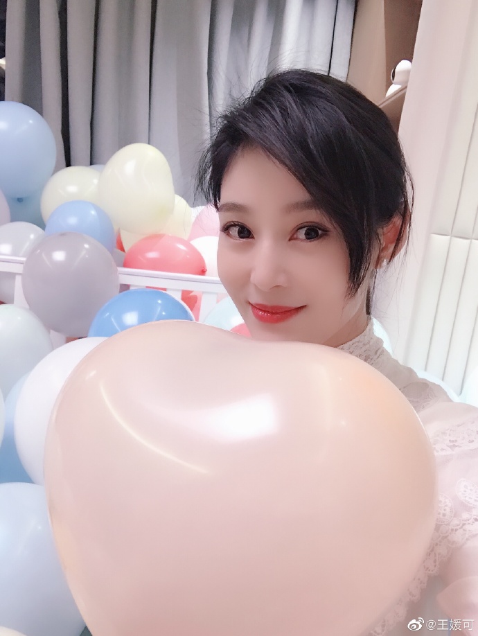 王媛可气球美照打卡 纪念久违的2月29日