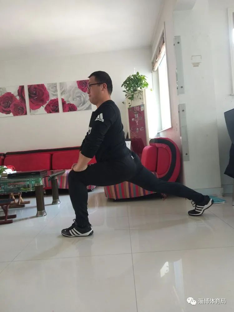 要求:上下颤动,每个八拍交换方位,前腿弓,后腿直,双手放膝腰挺直!