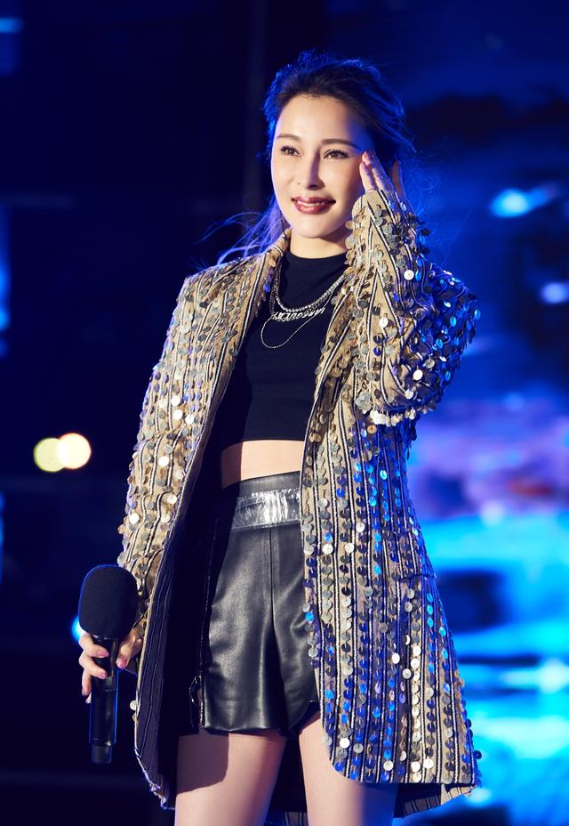 原创温岚好奔放,穿薄纱透视装露出胸衣,细腰长腿性感撩人