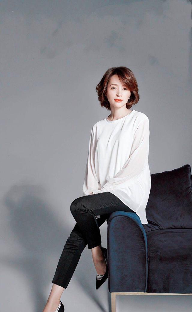 原创气质女神董卿穿搭罕见翻车碎花衬衣配橘色口红显得又土又老态