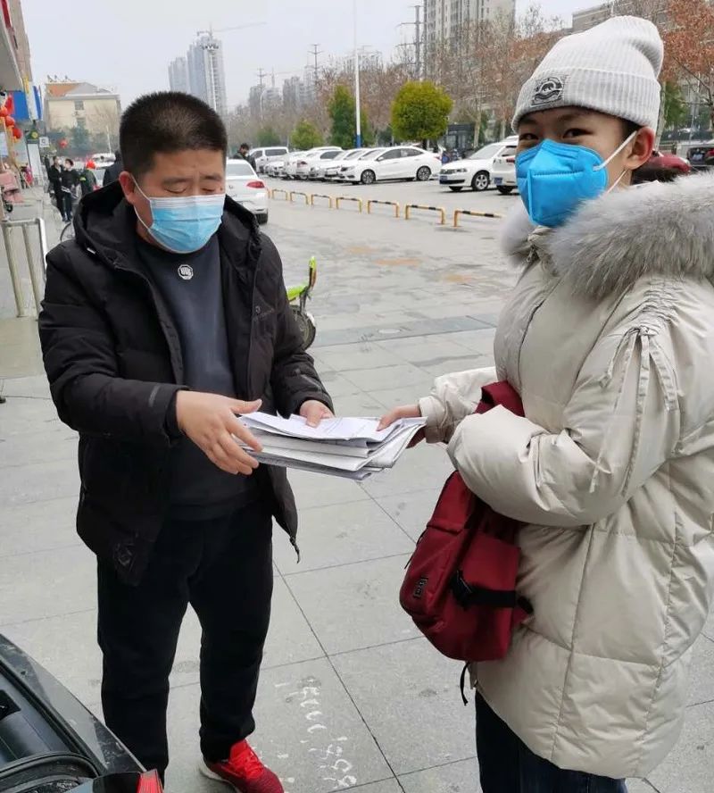 老师变身快递员单县一中为3000名高三学子送学习资料