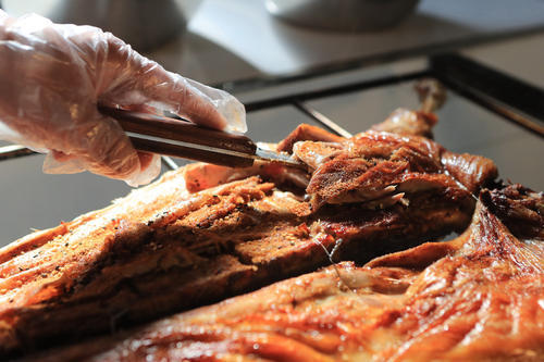 在长沙,有一处吃羊肉的好地方,特色的蒙古包,焦香的