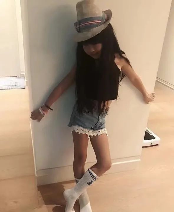 9岁就拥有9头身超模身材,气质反超黄磊女儿_grace