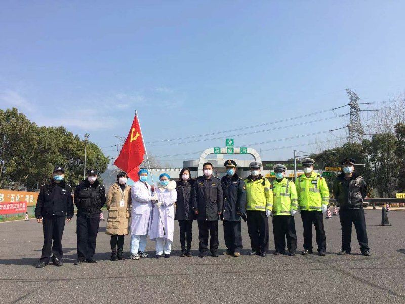 战疫先锋救护车司机李兆平做好疫情防控的一块砖