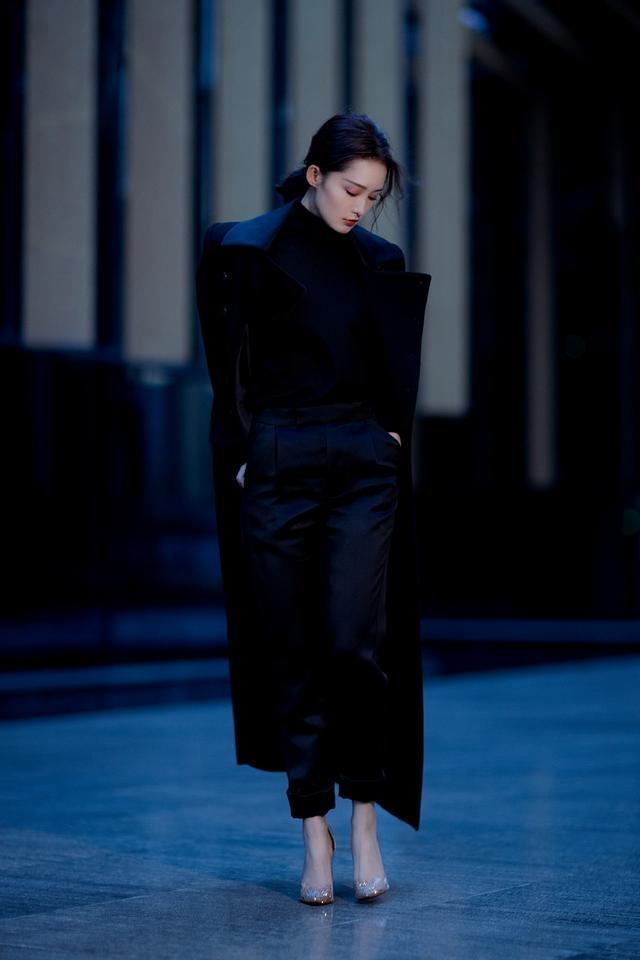 李沁超a的,全黑造型穿出大佬范,一抹红唇高级冷艳