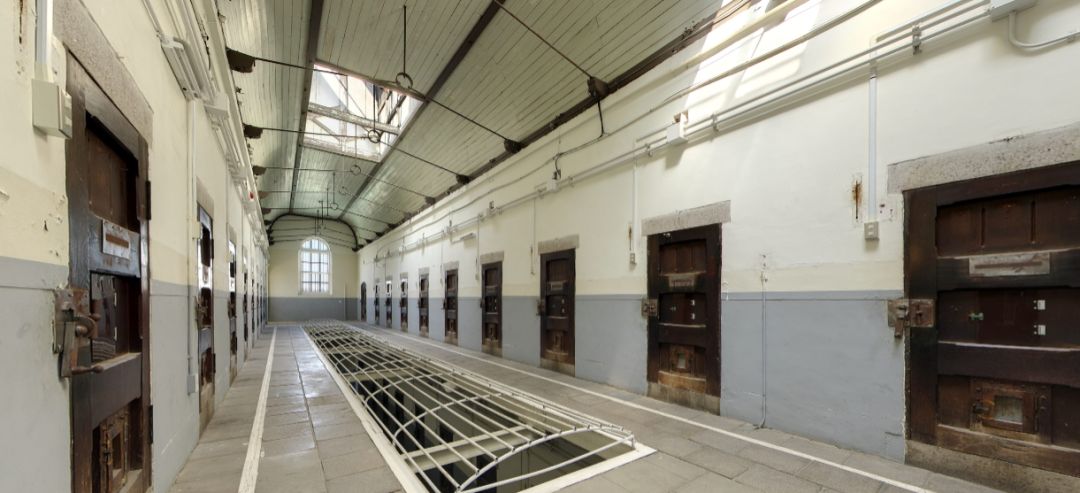 5 栋监舍楼,共 515 个房间,两层镂空设计,全楼没一根柱梁,目的就是