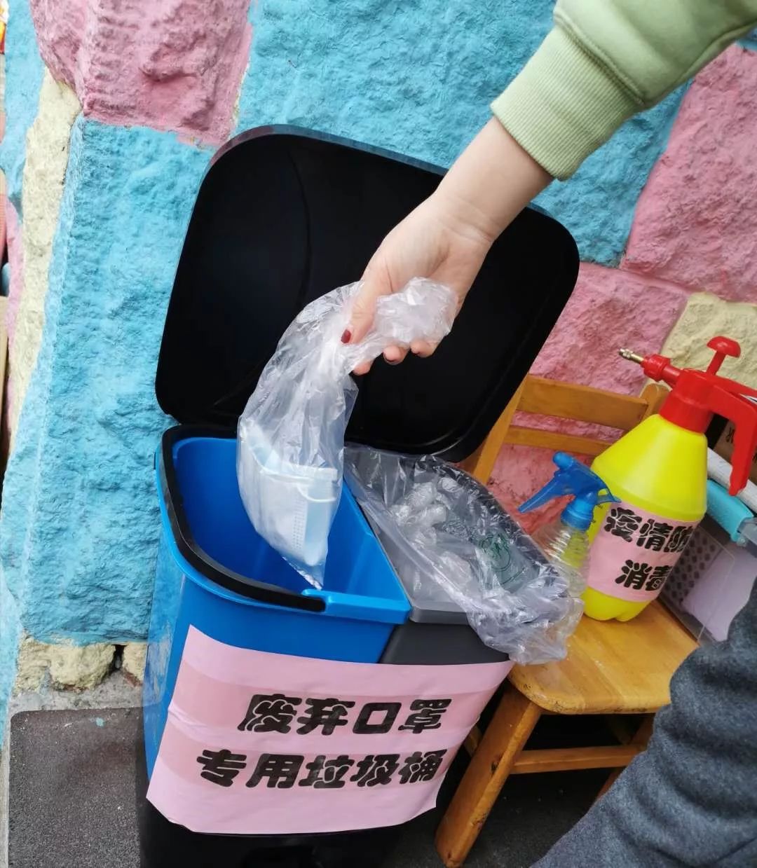 手勿触碰最外层废旧口罩,酒精,剪刀,垃圾袋,废弃口罩回收箱活动所需