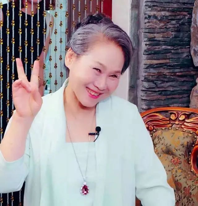 希望苇青老师在今后的生活中,带来更多出彩的作品的同时,也要