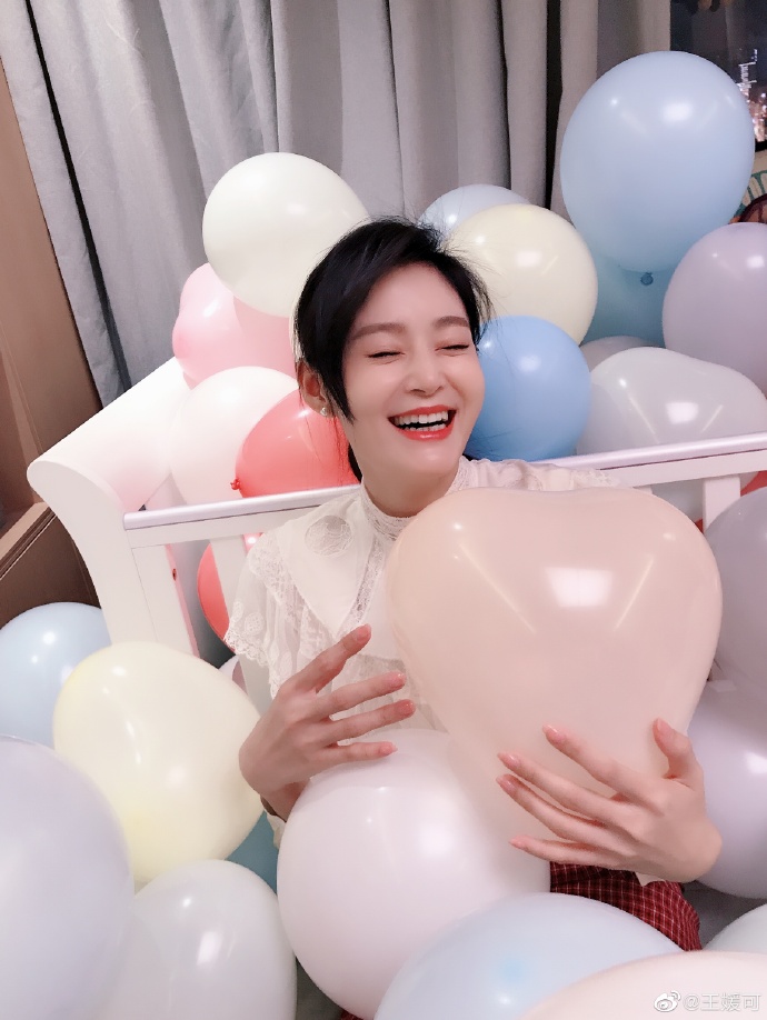 王媛可气球美照打卡 纪念久违的2月29日