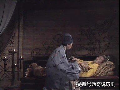 刘备奄奄一息的躺在床上,用力的握着孔明的手,说道"如果你看阿斗是个