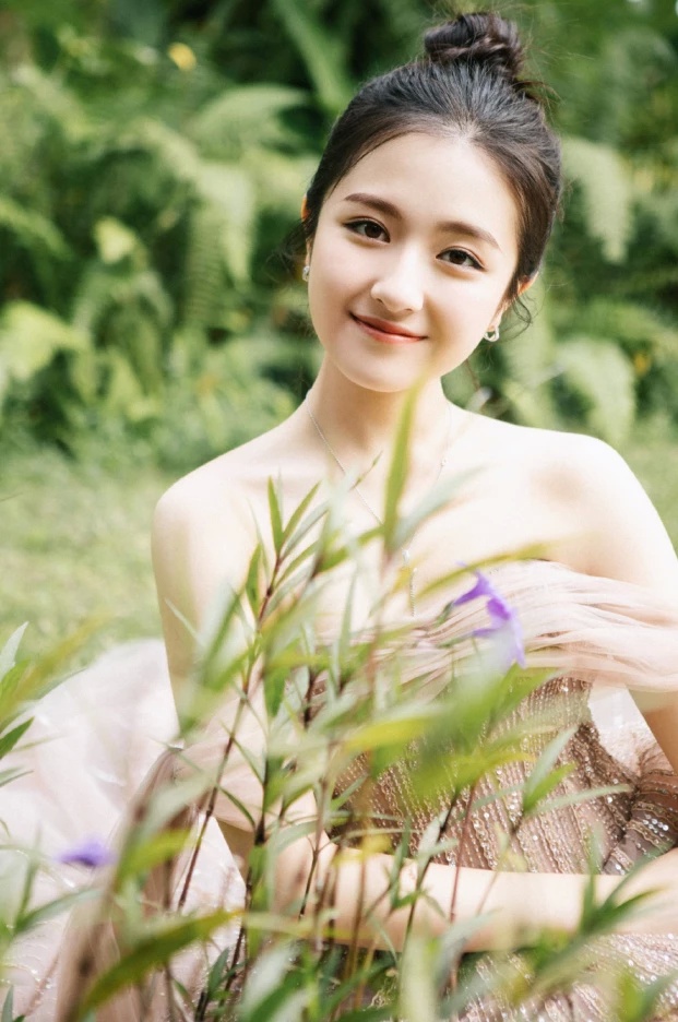 她是章子怡最看好的女星20岁只穿一件吊带出门身姿太绝