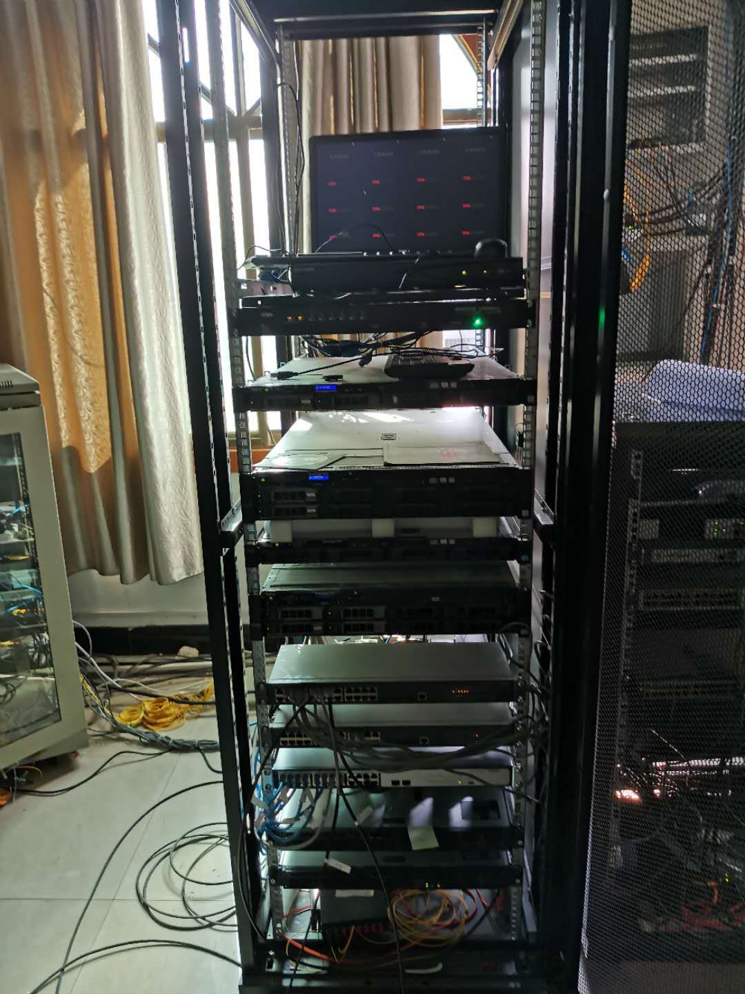 克服疫情防控困难 完成网络整治任务 ——记章贡公司电工班网络机房