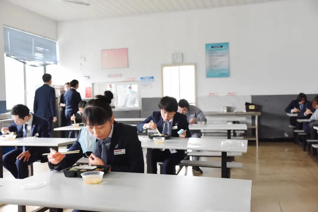 午餐时间说到就到了,疫情期间食堂用餐也有特殊的规矩.