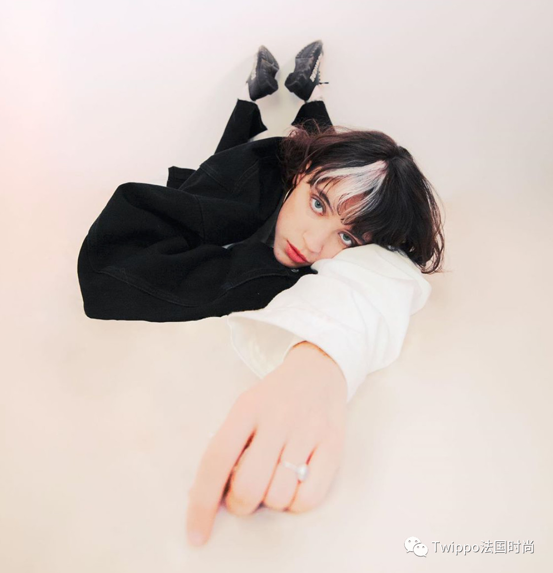 03b side of french style精灵pomme除了会唱,还很会穿.