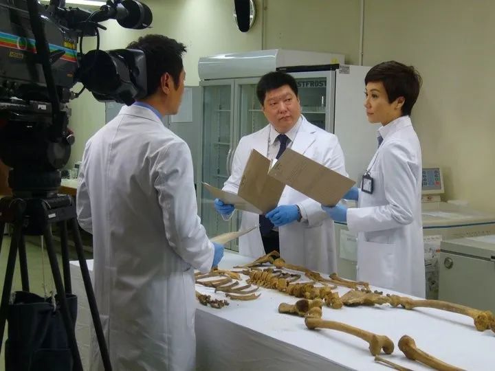 梁医生于《法證iii》饰演张可颐师傅.