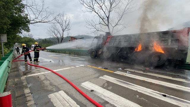 突发阳山两辆货车相撞一车起火浓烟滚滚清远消防紧急扑救