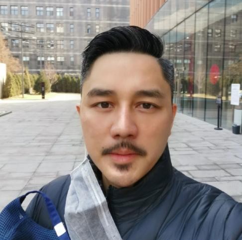 悄悄离开央视,这个帅帅的男主持,如今成胡渣大叔_顾斌