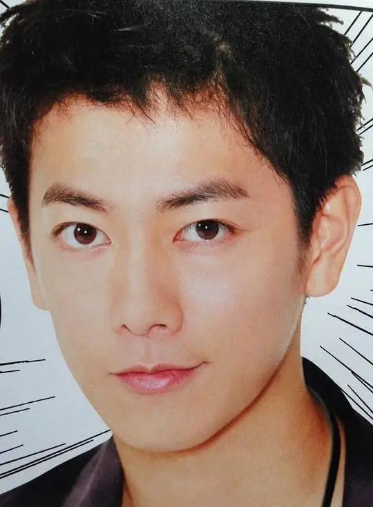 有人说他是猫系长相,细看确实有几分像,圆瞳薄唇眼尾上扬,冷脸时带着