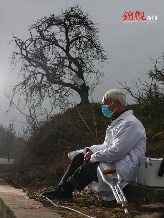 年纪大了,山路走久了,陈永根坐下来按摩自己的双腿▲这条崎岖的山路