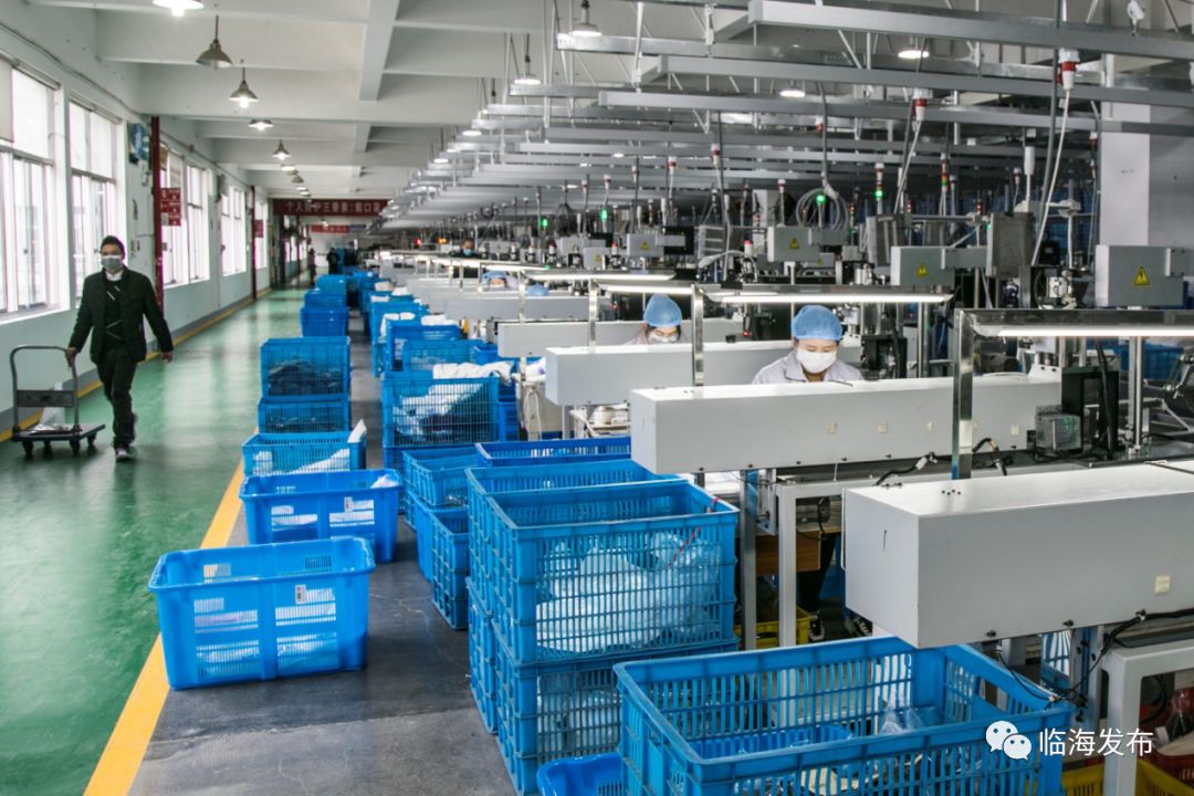 (图为:伟星股份拉链生产车间)为解决疫情期间的物流运输供需,临海市