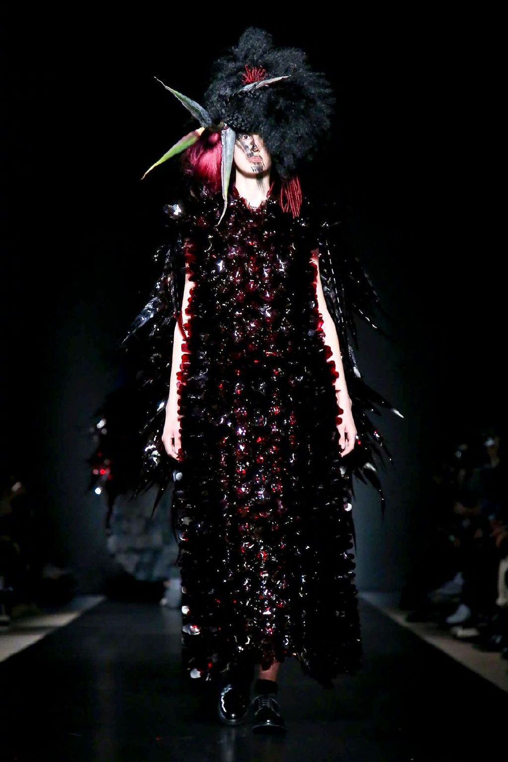 现在流行惊悚装巴黎时装周个性炸裂完全欣赏不来