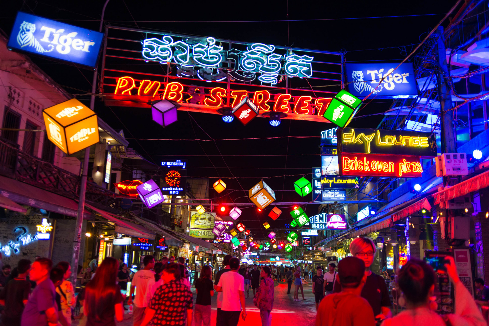 因《古墓丽影》而走红,去吴哥窟一定不能错过的暹粒酒吧街_钢琴