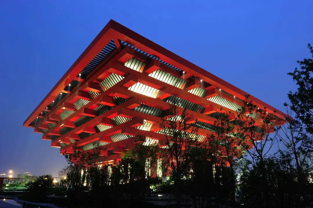 重庆国泰中心造型独特,其设计灵感是否抄袭了上海的中国馆?_建筑