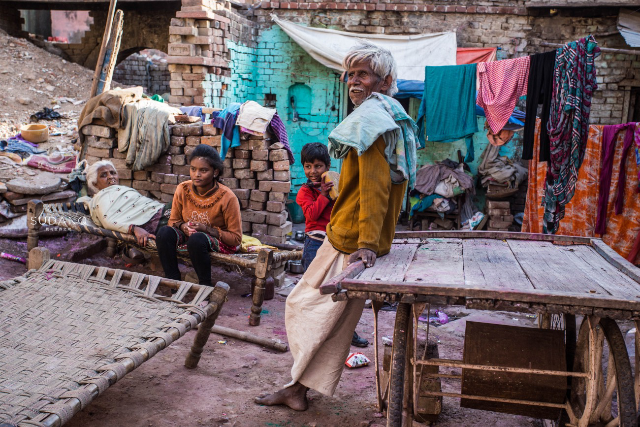 实拍印度棚户区圣城里的贫民生活当地妇女头顶水桶排队取水