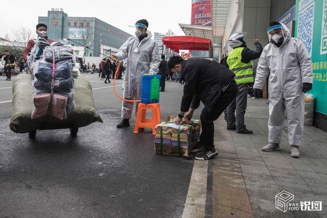 杭州四季青市场恢复营业后热闹非凡人员进出测温货物进出消毒