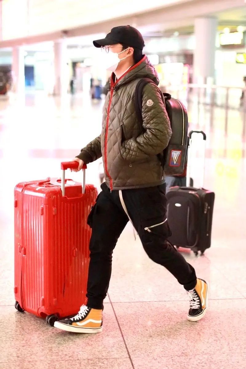 郭麒麟时髦造型,羽绒服 运动裤,潮流范十足!这比郭德纲会穿