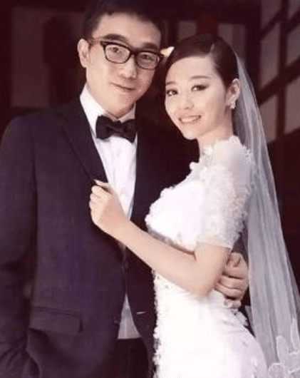 前段时间有媒体曝光张靓颖的新恋情,而她的现任男友是当时参加她婚礼