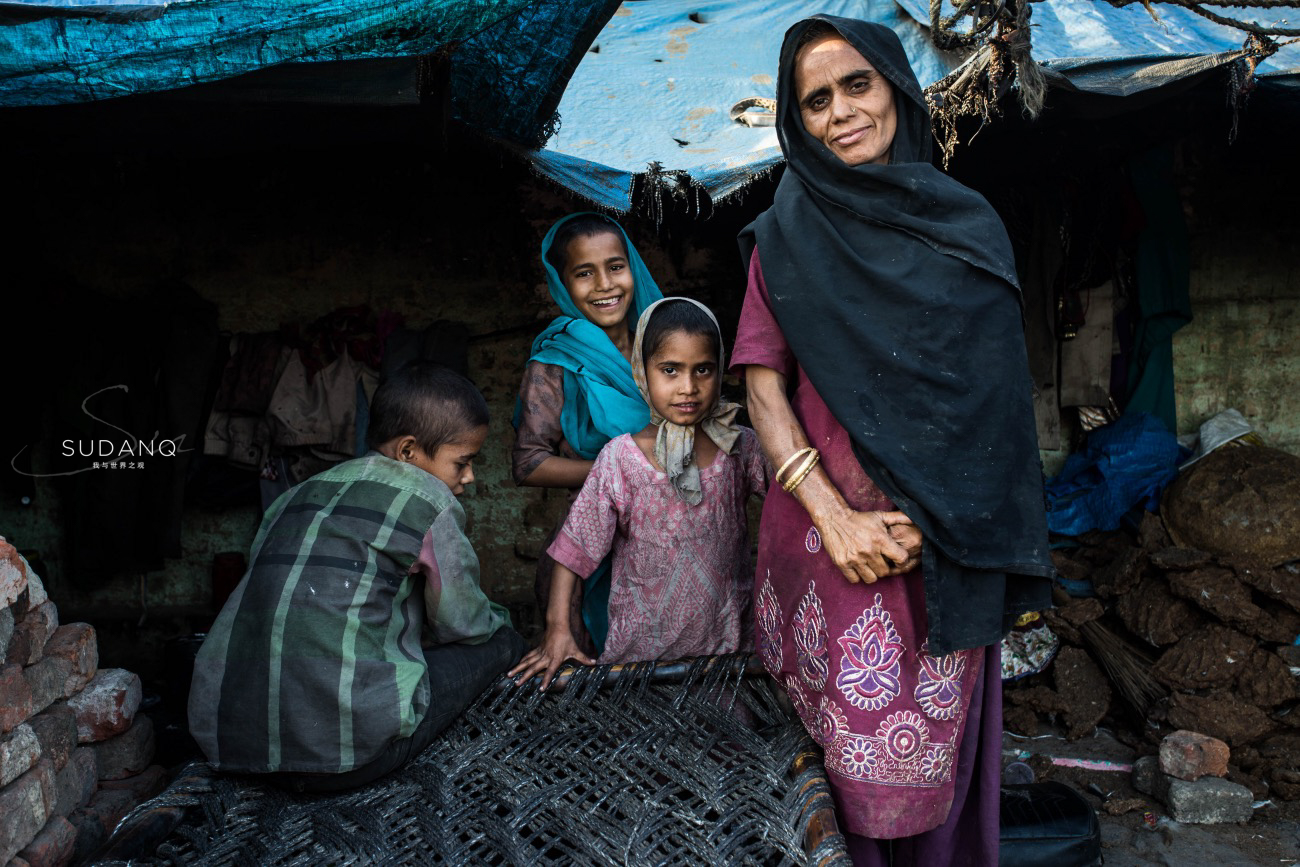 实拍印度棚户区圣城里的贫民生活当地妇女头顶水桶排队取水