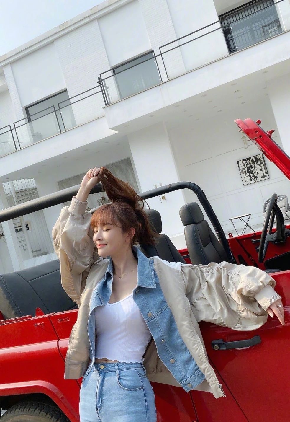 张蒙够狠茶歇裙穿出丰满的紧绷感网友面部太僵硬了