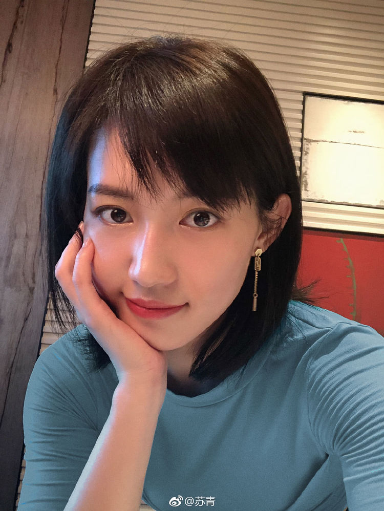 苏青佘诗曼作为出道几十年的老演员,演技自然是无需多言,素颜自耪照