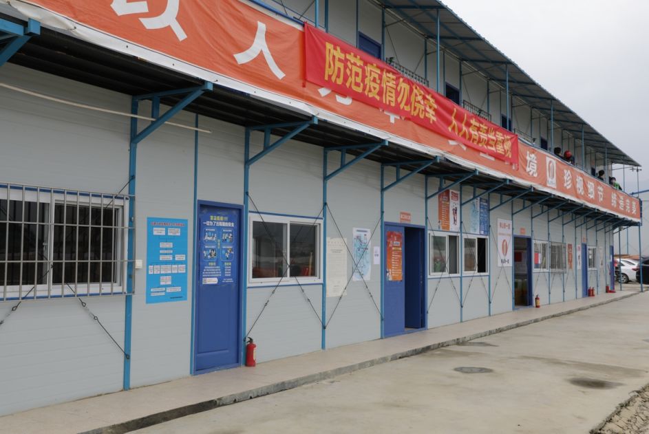 工地四周张贴悬挂了防疫宣传画,标语.