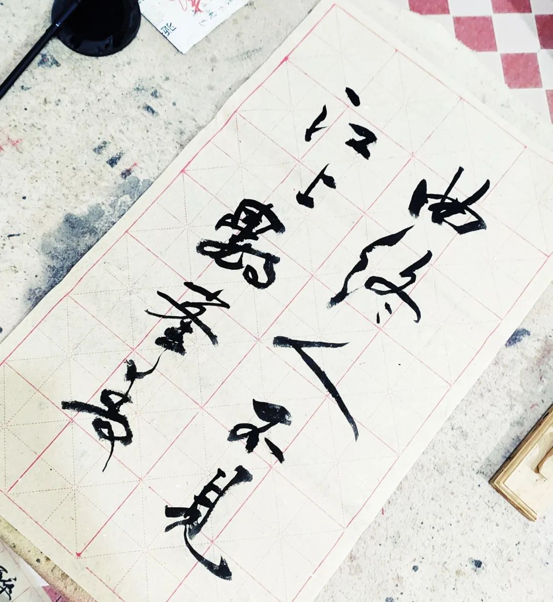 钱起《省试湘灵鼓瑟》曲终人不见,江上数峰青.