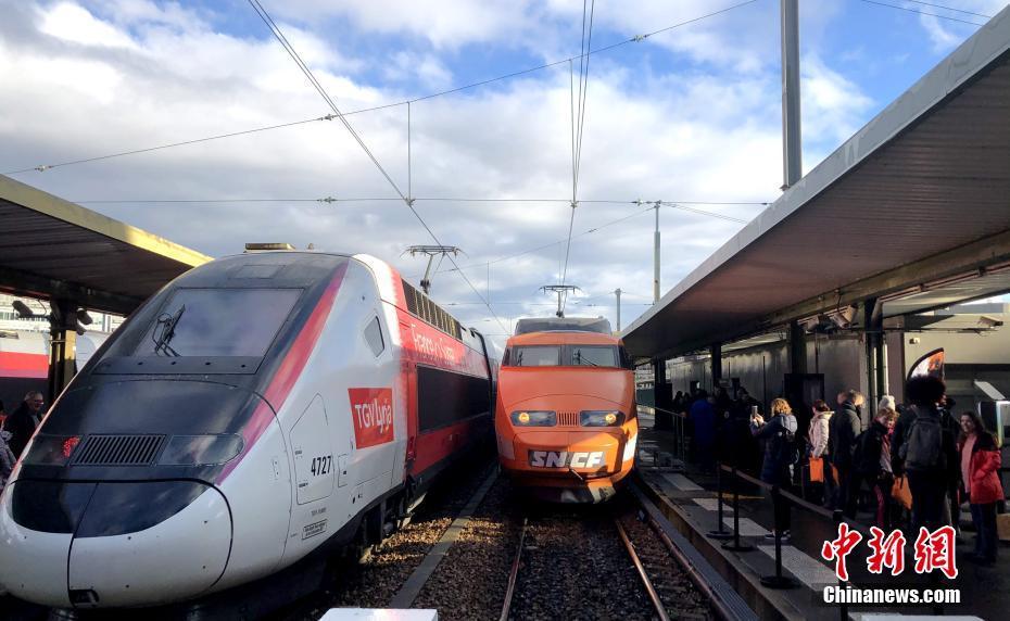 法国第一列高铁列车光荣退役告别民众