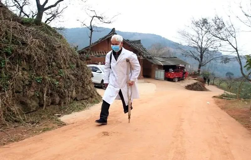 村民不多,趁此间隙,陈永根开始录入上午采集到的资料▲陈永根的药箱里