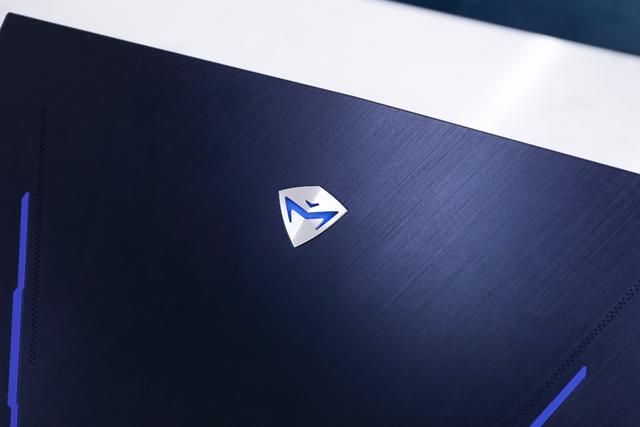 经过了16道工艺的打磨以及7道冲压磨练,搭配背光logo机械之心和酷炫的