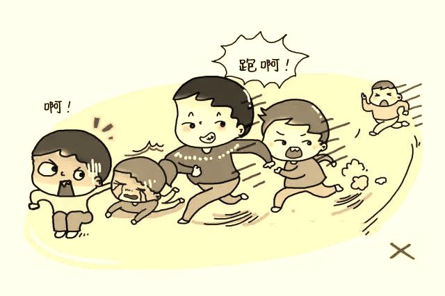 孩子们更是趁着节日的气息放飞了自我,在船舱的过道中你追我赶,嬉戏