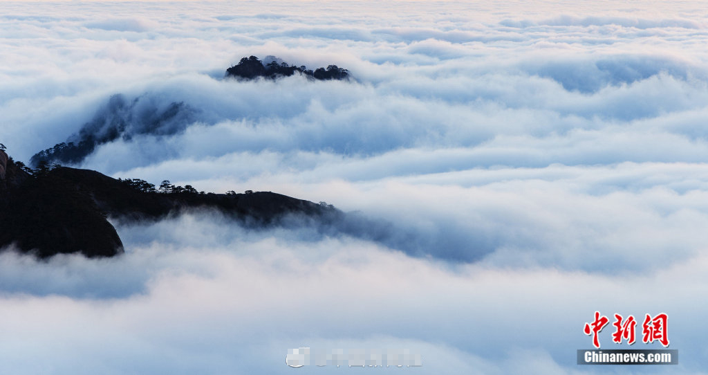 安徽黄山现绚丽多彩"霞海"奇观