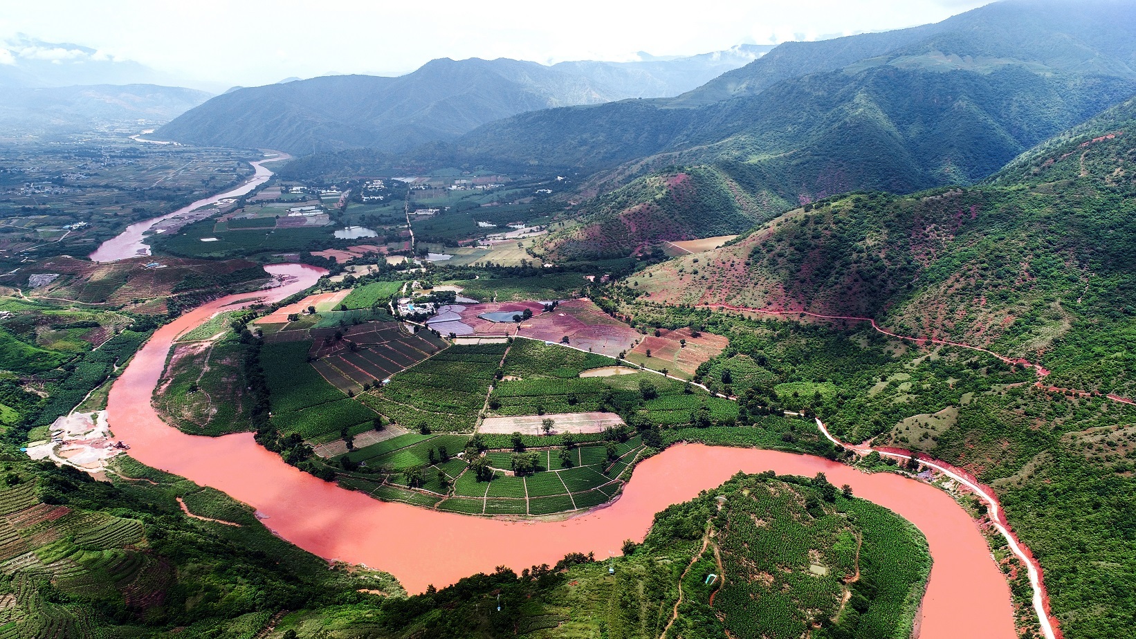 红河,发源于云南省大理州巍山县境内的龙虎山,全长1280公里