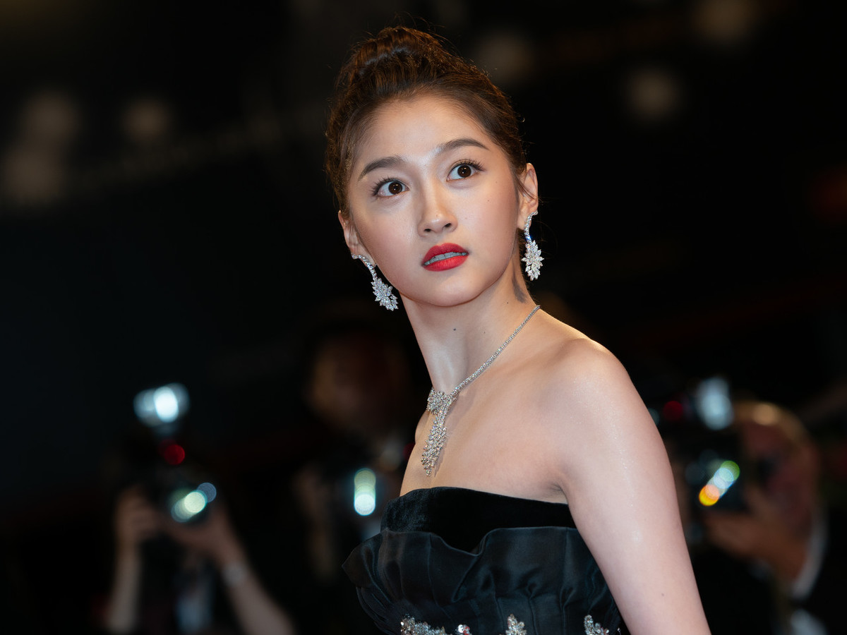 关晓彤陪母亲去发热门诊,母女俩间隔1米远,包裹严实得像粽子