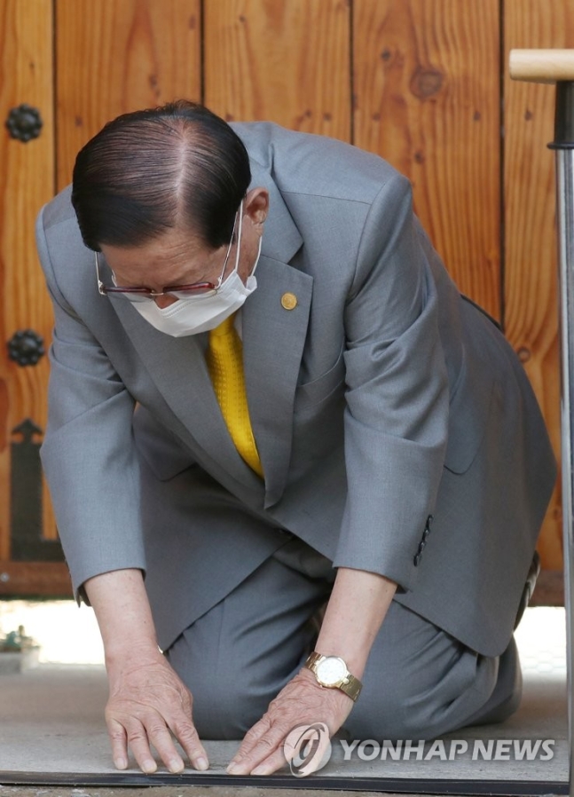 星闻新天地会长李万熙在记者会上下跪向全体国民道歉