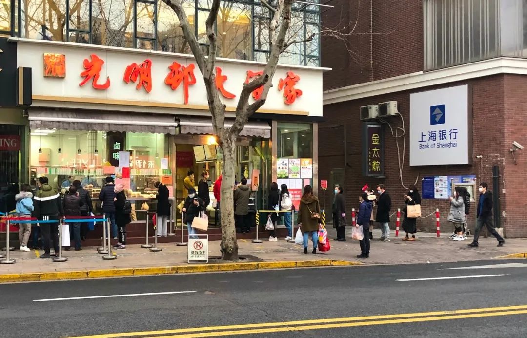 记者看到,老字号光明邨大酒家门口已经排上了长队.