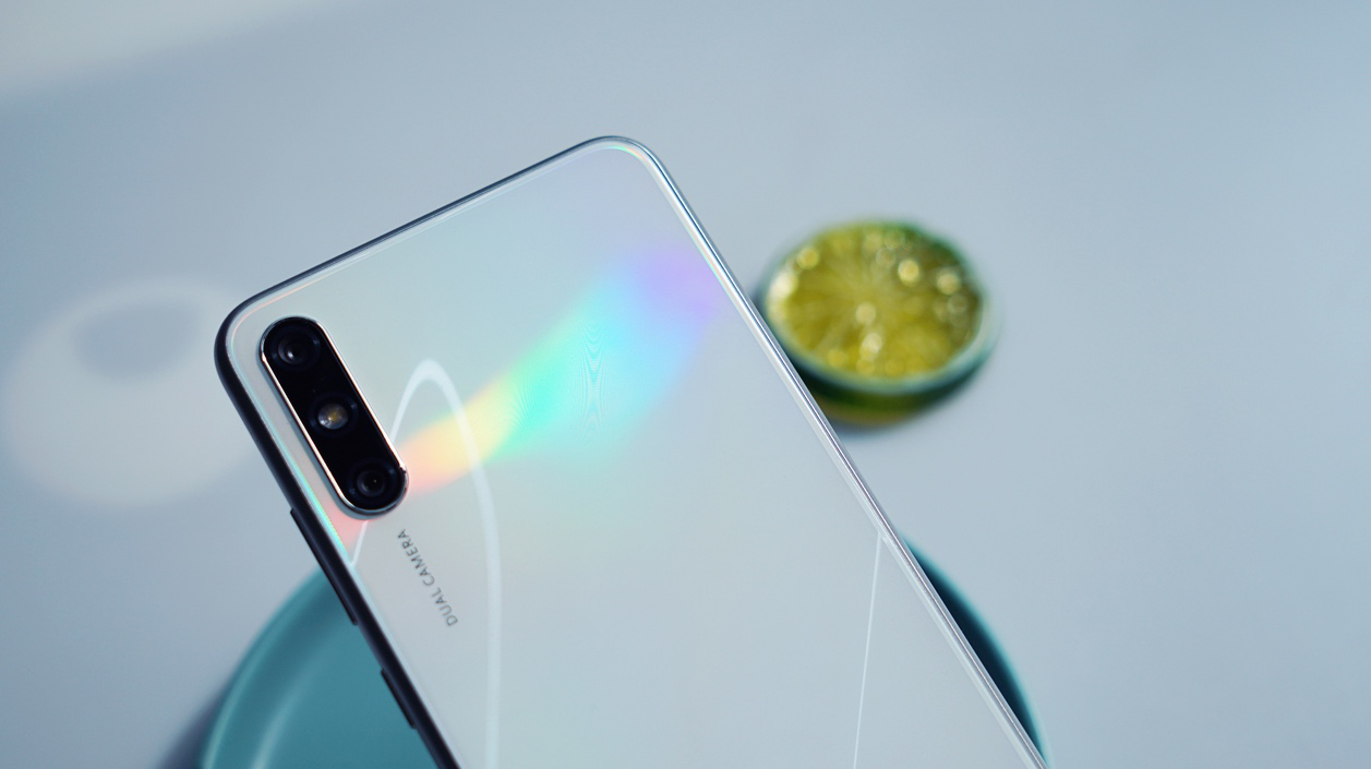 6.3英寸珍珠屏配珍珠白配色,华为畅享10e新潮外观吸睛无数