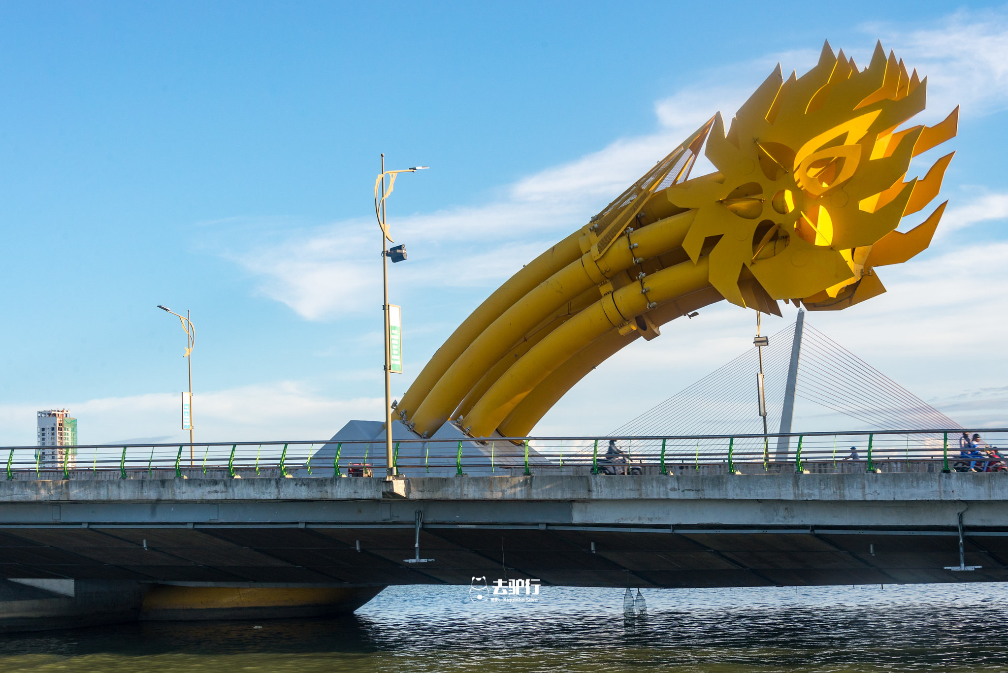 越南花15万亿请美国人建了一座龙桥中国网友花了冤枉钱