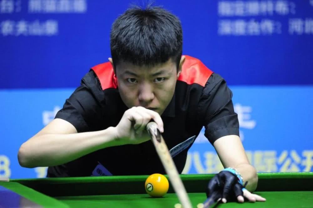 和孩子抢小球桌找手感 朱龙:今年多拿冠军重回前八