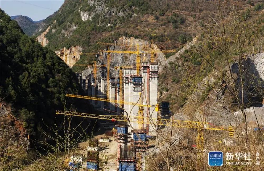 李学友摄赫章县高速公路,铁路建设指挥部常务副指挥长钱超国介绍,"宜